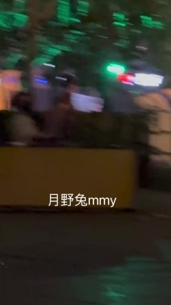 穷人女神有钱人母狗，南航空姐【月野兔mmy】私拍，露出3P有人的公共场合偸偸做爱，母狗属性拉满 截图3