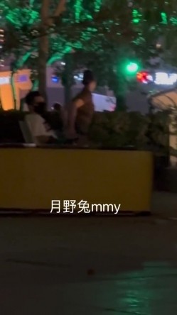 穷人女神有钱人母狗，南航空姐【月野兔mmy】私拍，露出3P有人的公共场合偸偸做爱，母狗属性拉满 截图4