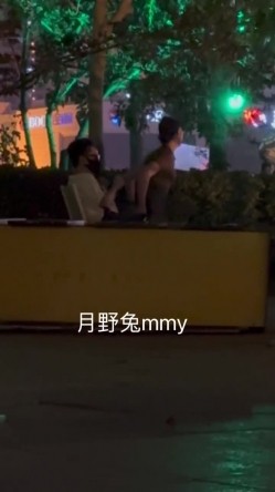 穷人女神有钱人母狗，南航空姐【月野兔mmy】私拍，露出3P有人的公共场合偸偸做爱，母狗属性拉满 截图5
