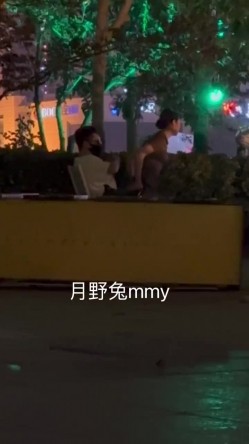 穷人女神有钱人母狗，南航空姐【月野兔mmy】私拍，露出3P有人的公共场合偸偸做爱，母狗属性拉满 截图6