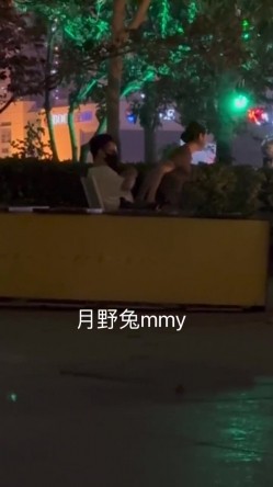 穷人女神有钱人母狗，南航空姐【月野兔mmy】私拍，露出3P有人的公共场合偸偸做爱，母狗属性拉满 截图7