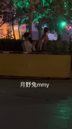 穷人女神有钱人母狗，南航空姐【月野兔mmy】私拍，露出3P有人的公共场合偸偸做爱，母狗属性拉满 截图8