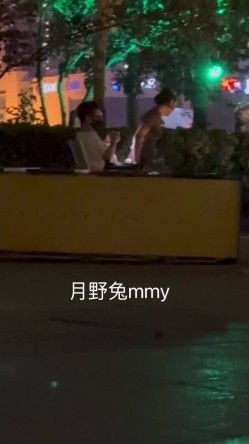 穷人女神有钱人母狗，南航空姐【月野兔mmy】私拍，露出3P有人的公共场合偸偸做爱，母狗属性拉满 截图9