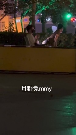 穷人女神有钱人母狗，南航空姐【月野兔mmy】私拍，露出3P有人的公共场合偸偸做爱，母狗属性拉满 截图10