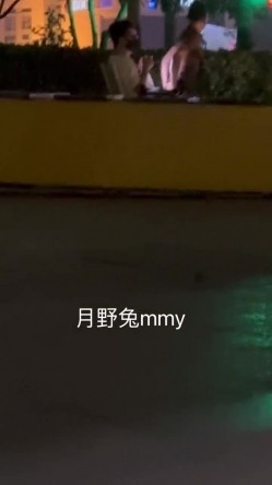 穷人女神有钱人母狗，南航空姐【月野兔mmy】私拍，露出3P有人的公共场合偸偸做爱，母狗属性拉满 截图11