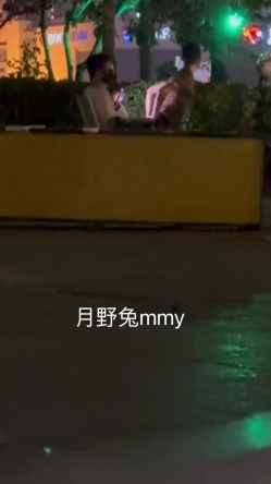 穷人女神有钱人母狗，南航空姐【月野兔mmy】私拍，露出3P有人的公共场合偸偸做爱，母狗属性拉满 截图12