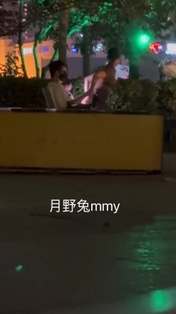 穷人女神有钱人母狗，南航空姐【月野兔mmy】私拍，露出3P有人的公共场合偸偸做爱，母狗属性拉满 截图13