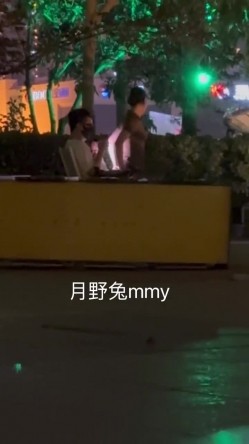 穷人女神有钱人母狗，南航空姐【月野兔mmy】私拍，露出3P有人的公共场合偸偸做爱，母狗属性拉满 截图14