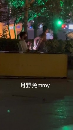 穷人女神有钱人母狗，南航空姐【月野兔mmy】私拍，露出3P有人的公共场合偸偸做爱，母狗属性拉满 截图15