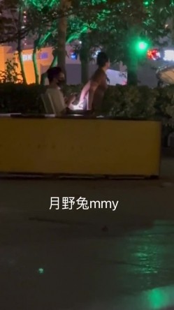 穷人女神有钱人母狗，南航空姐【月野兔mmy】私拍，露出3P有人的公共场合偸偸做爱，母狗属性拉满 截图16