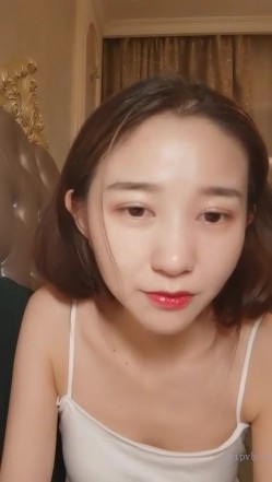 高颜值小空姐 ️紫贤 ️，讲述自己的情史经历，读大一时被男友约出去、当晚开房破处没成功，自己如何高潮。。。小美女自慰，高潮表情很享受！ 截图1