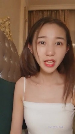 高颜值小空姐 ️紫贤 ️，讲述自己的情史经历，读大一时被男友约出去、当晚开房破处没成功，自己如何高潮。。。小美女自慰，高潮表情很享受！ 截图2