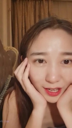高颜值小空姐 ️紫贤 ️，讲述自己的情史经历，读大一时被男友约出去、当晚开房破处没成功，自己如何高潮。。。小美女自慰，高潮表情很享受！ 截图6