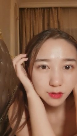 高颜值小空姐 ️紫贤 ️，讲述自己的情史经历，读大一时被男友约出去、当晚开房破处没成功，自己如何高潮。。。小美女自慰，高潮表情很享受！ 截图8