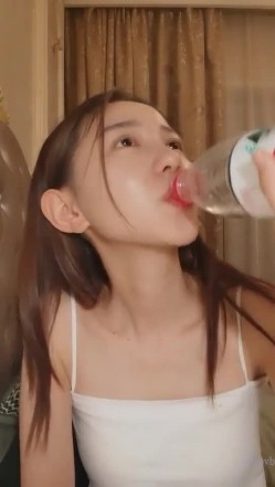 高颜值小空姐 ️紫贤 ️，讲述自己的情史经历，读大一时被男友约出去、当晚开房破处没成功，自己如何高潮。。。小美女自慰，高潮表情很享受！ 截图9