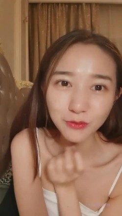 高颜值小空姐 ️紫贤 ️，讲述自己的情史经历，读大一时被男友约出去、当晚开房破处没成功，自己如何高潮。。。小美女自慰，高潮表情很享受！ 截图10