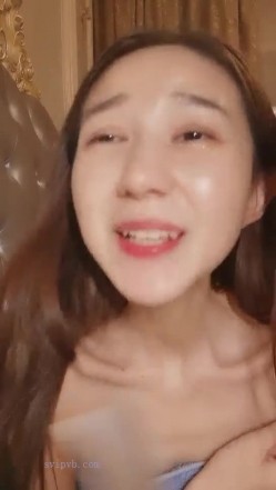 高颜值小空姐 ️紫贤 ️，讲述自己的情史经历，读大一时被男友约出去、当晚开房破处没成功，自己如何高潮。。。小美女自慰，高潮表情很享受！ 截图13