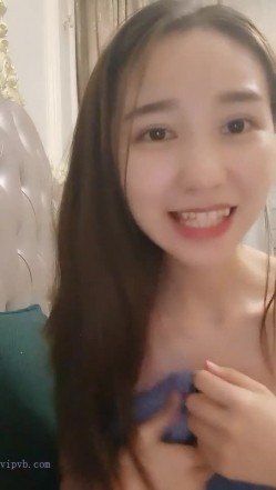 高颜值小空姐 ️紫贤 ️，讲述自己的情史经历，读大一时被男友约出去、当晚开房破处没成功，自己如何高潮。。。小美女自慰，高潮表情很享受！ 截图14