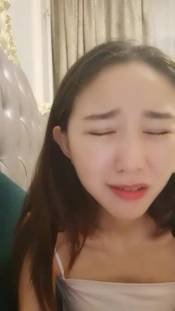 高颜值小空姐 ️紫贤 ️，讲述自己的情史经历，读大一时被男友约出去、当晚开房破处没成功，自己如何高潮。。。小美女自慰，高潮表情很享受！ 截图15