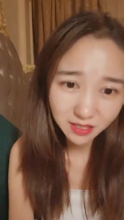 高颜值小空姐 ️紫贤 ️，讲述自己的情史经历，读大一时被男友约出去、当晚开房破处没成功，自己如何高潮。。。小美女自慰，高潮表情很享受！ 截图16