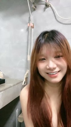大哥的小乖乖露脸深夜撩骚终于脱了，奶子坚挺浴室洗澡诱惑比心，来着大姨妈掰开给狼友看，还流血呢精彩刺激 截图2