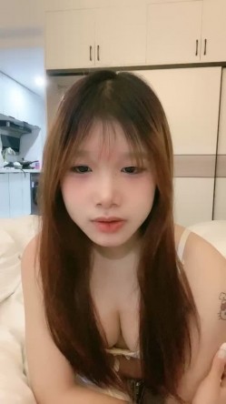 大哥的小乖乖露脸深夜撩骚终于脱了，奶子坚挺浴室洗澡诱惑比心，来着大姨妈掰开给狼友看，还流血呢精彩刺激 截图3