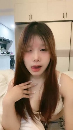 大哥的小乖乖露脸深夜撩骚终于脱了，奶子坚挺浴室洗澡诱惑比心，来着大姨妈掰开给狼友看，还流血呢精彩刺激 截图4