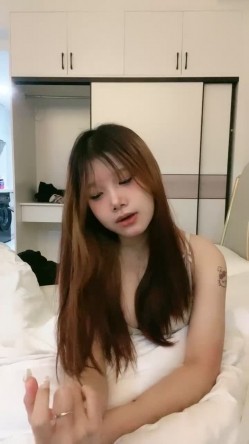 大哥的小乖乖露脸深夜撩骚终于脱了，奶子坚挺浴室洗澡诱惑比心，来着大姨妈掰开给狼友看，还流血呢精彩刺激 截图6