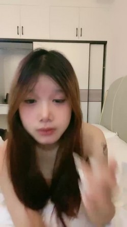 大哥的小乖乖露脸深夜撩骚终于脱了，奶子坚挺浴室洗澡诱惑比心，来着大姨妈掰开给狼友看，还流血呢精彩刺激 截图7