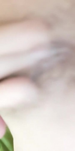性瘾大的瑞雯勾引小哥，灵活的舌头舔弄着马眼，床上69激情口活，自己掰着骚逼让小哥快速抽插爆草，内射中出 截图4