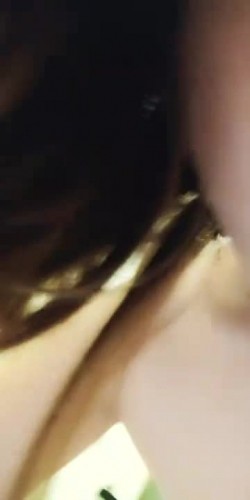性瘾大的瑞雯勾引小哥，灵活的舌头舔弄着马眼，床上69激情口活，自己掰着骚逼让小哥快速抽插爆草，内射中出 截图6