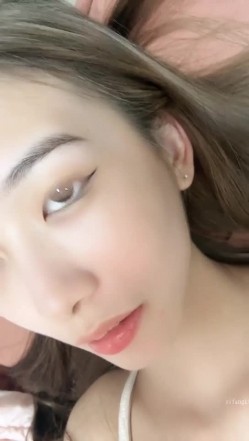 这才是真正的校花，【广州大学生】明星来了~甘拜下风，清纯指数极高，羞涩腼腆，高抬玉腿小穴水汪汪超诱人 截图1