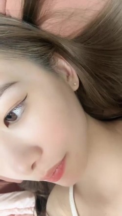 这才是真正的校花，【广州大学生】明星来了~甘拜下风，清纯指数极高，羞涩腼腆，高抬玉腿小穴水汪汪超诱人 截图3