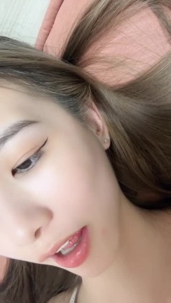 这才是真正的校花，【广州大学生】明星来了~甘拜下风，清纯指数极高，羞涩腼腆，高抬玉腿小穴水汪汪超诱人 截图4