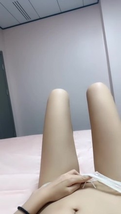 这才是真正的校花，【广州大学生】明星来了~甘拜下风，清纯指数极高，羞涩腼腆，高抬玉腿小穴水汪汪超诱人 截图5