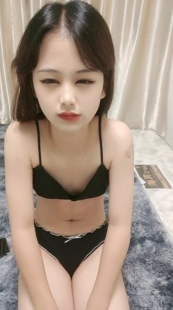 嫩妹娇小身材贫乳奶子！脱下内裤超嫩小穴，全裸展示身材，按摩器震穴流出水 截图3
