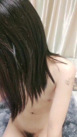 嫩妹娇小身材贫乳奶子！脱下内裤超嫩小穴，全裸展示身材，按摩器震穴流出水 截图12