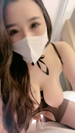 F罩杯极品尤物！独自一人酒店自慰！开档黑丝道具抽插，翘起大肥臀摇摆，骑乘位深插到底 截图3