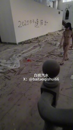 户外露出反差婊 白桃汽水 在这么阴森的废弃酒店全裸露出 为拍个视频也是拼了 不过这身材是真没得说 截图9
