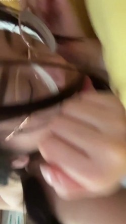 反差眼镜学妹与男友啪啪，超会吃鸡那享受表情让人想艹她，被男友后入狂艹，好有感觉呀！ 截图7
