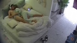 酒店偷拍 带行李入住年轻情侣女友玩游戏看男友掏出鸡巴把玩忍不住要和男友干一炮 截图1