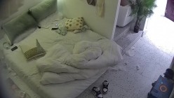 酒店偷拍 带行李入住年轻情侣女友玩游戏看男友掏出鸡巴把玩忍不住要和男友干一炮 截图5