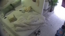 酒店偷拍 带行李入住年轻情侣女友玩游戏看男友掏出鸡巴把玩忍不住要和男友干一炮 截图6