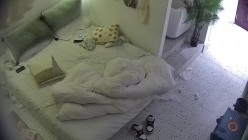 酒店偷拍 带行李入住年轻情侣女友玩游戏看男友掏出鸡巴把玩忍不住要和男友干一炮 截图7