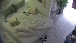 酒店偷拍 带行李入住年轻情侣女友玩游戏看男友掏出鸡巴把玩忍不住要和男友干一炮 截图8