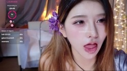 ️人气女神【Kiki-2025】女神强势回归！护士紫色丝袜、口爆，拉珠 边喷边搅 截图3