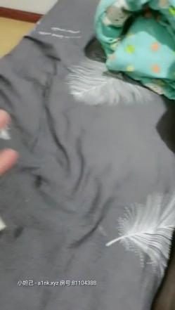 黑丝露脸大小妲己被大哥调教，口交大鸡巴吸蛋蛋玩足交，被大哥爆草菊花玩骚逼，拿着大黑牛自慰呻吟表情好骚 截图1
