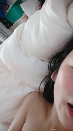生活所迫无奈下海~极品少妇【小阿姨来了】挤奶 抠逼 操逼！ 截图12