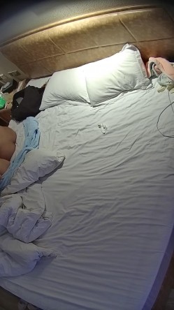 情趣酒店  美女一睡醒挺胸 好大的一对奶子 臀儿也挺翘得很 男人插进去的鸡巴都水盈盈的 极品骚穴 截图1