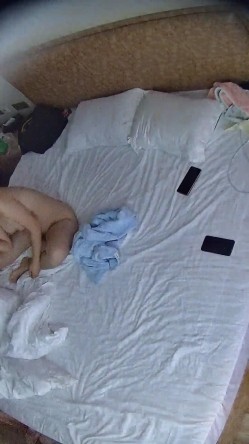 情趣酒店  美女一睡醒挺胸 好大的一对奶子 臀儿也挺翘得很 男人插进去的鸡巴都水盈盈的 极品骚穴 截图12